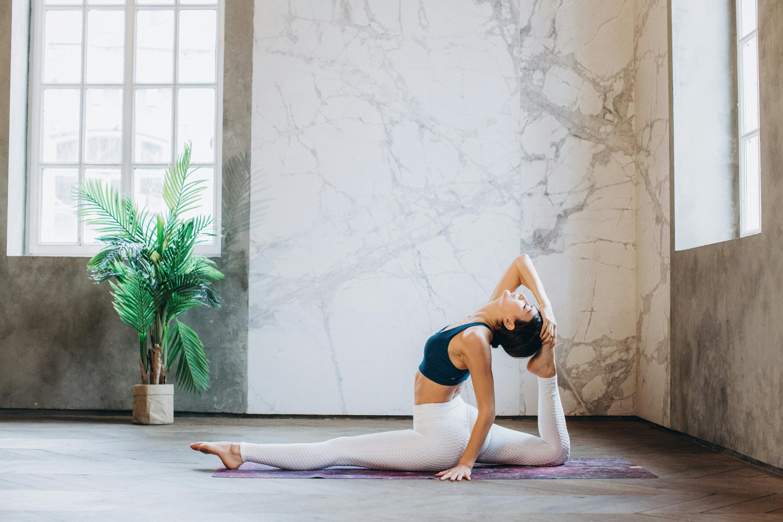 Chloe Ting Challenge for Office Workers - Desk workout inspiration